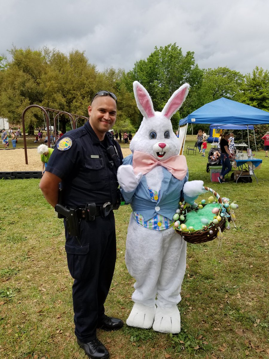 SpringdalePDSC's tweet image. Officer Rodriguez & Councilmember Fecas got to hang out with the Easter Bunny at the Easter in Springdale event. Thanks @SpringdaleSC & Platt Springs United Methodist Church for a great event.
