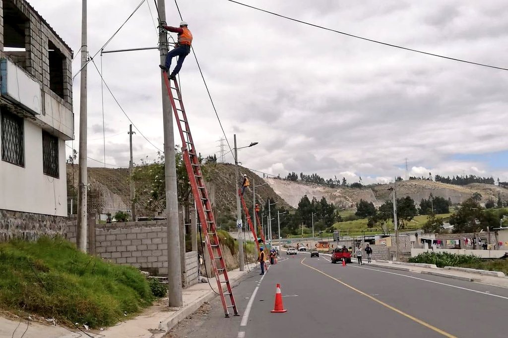 CNTinforma's tweet photo. Para entregar un mejor servicio a más de 60 usuarios en Latacunga.Técnicos de #CNT en #Cotopaxi reubican los cables de red de cobre de telefonía fija en la parroquia urbana Ignacio Flores. #CompromisoCNT https://t.co/6kOoA8C8ai