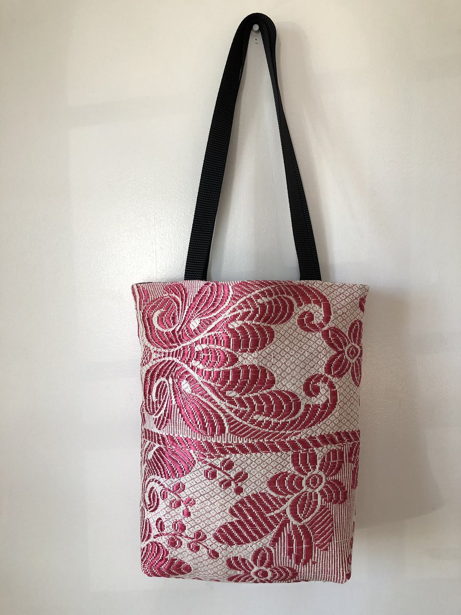 formerlyflints's tweet image. instagram.com/p/BwNAOMQllQP/… #handmadebyme #handmadegift #totebags #upcycled #fashionbags #etsyshop