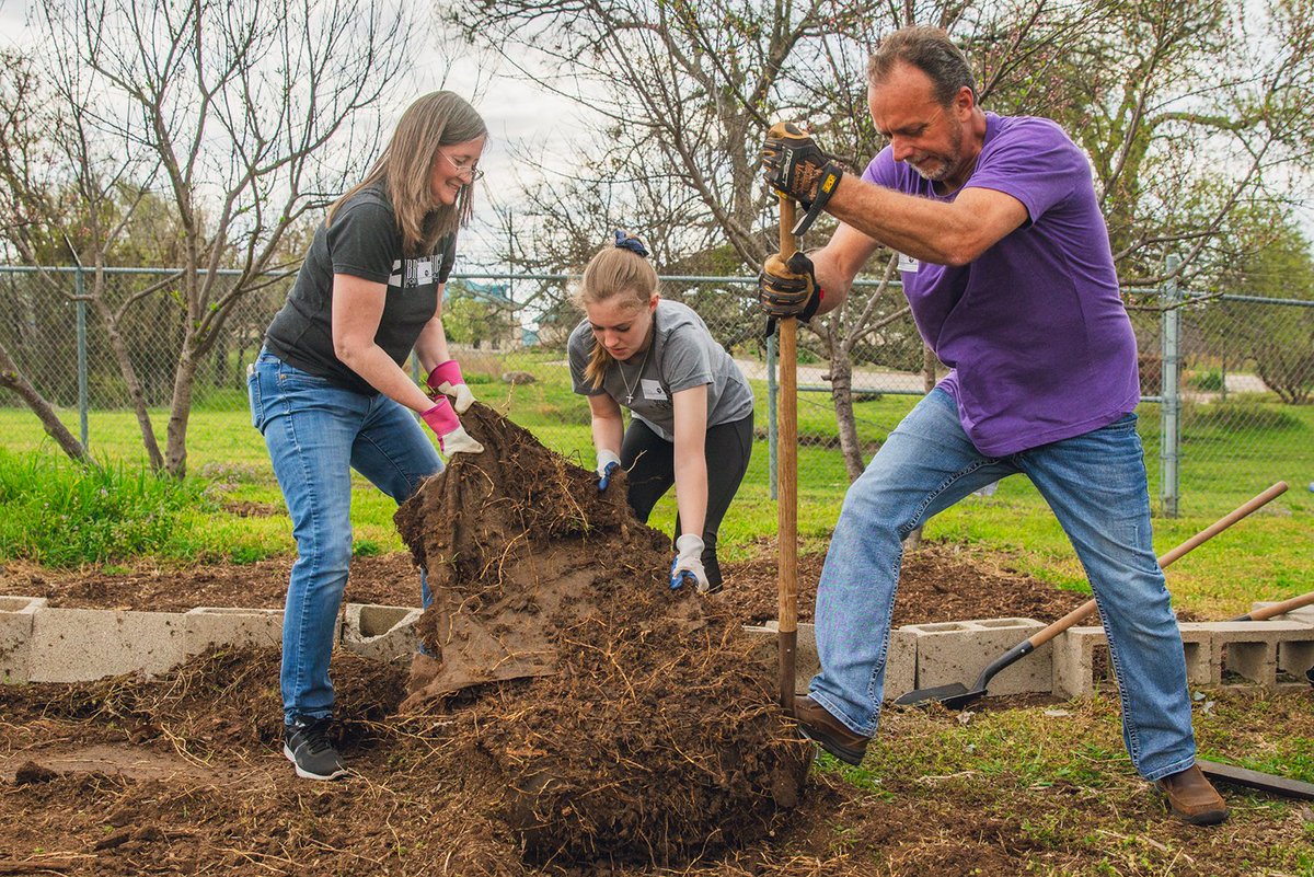 valleycreek's tweet photo. Serve The City is next Saturday, April 20 at our Next Steps Center!
There are so many different serving opportunities. Grab your friends and family, and join us at our #VCCNextStepsCenter! https://t.co/z5OV0NNR6l https://t.co/ZVrwIJHUqV