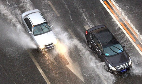 TowMyDrive's tweet photo. Drivers reduce speed during heavy rain to avoid any hydroplaning  #TowMyDrive #Dubai #UAE #RoadsideAssistance #myDubai https://t.co/KCJ7GkJUng