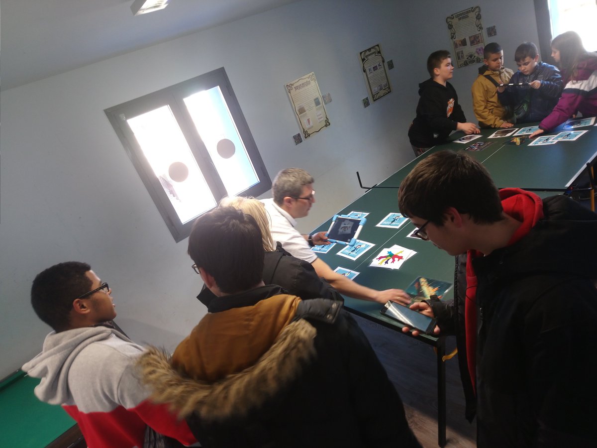 sandra_ejp's tweet photo. Ayer, vivimos una experiencia en realidad virtual, que permitió sentir la violencia de género en primera persona. Proyecto dirigido por el equipo de Innovación F. P @oceano_atl .
En colaboración con el #AyuntamientodePinseque nos hemos puesto las gafas para no mirar a otro lado. https://t.co/aOmyyLPR2m