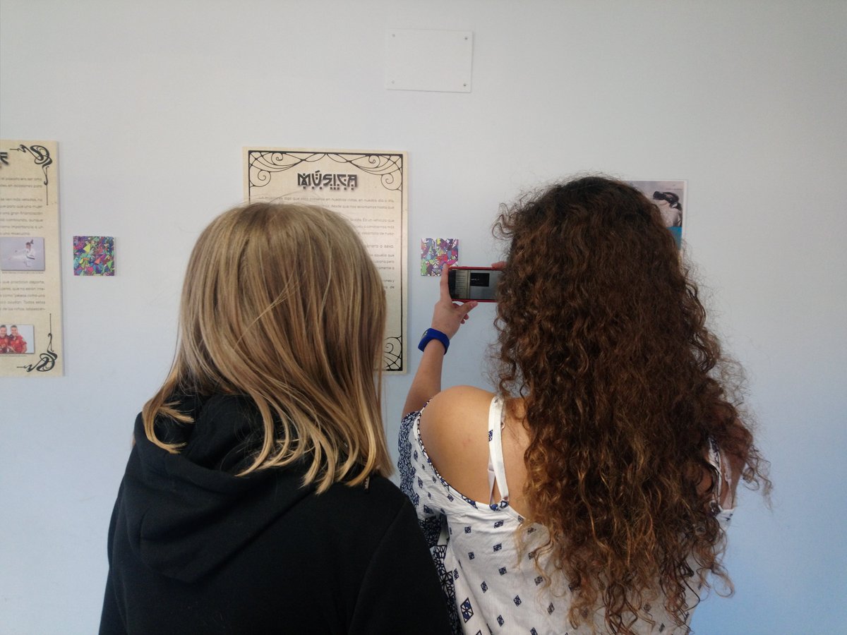 sandra_ejp's tweet photo. Ayer, vivimos una experiencia en realidad virtual, que permitió sentir la violencia de género en primera persona. Proyecto dirigido por el equipo de Innovación F. P @oceano_atl .
En colaboración con el #AyuntamientodePinseque nos hemos puesto las gafas para no mirar a otro lado. https://t.co/aOmyyLPR2m