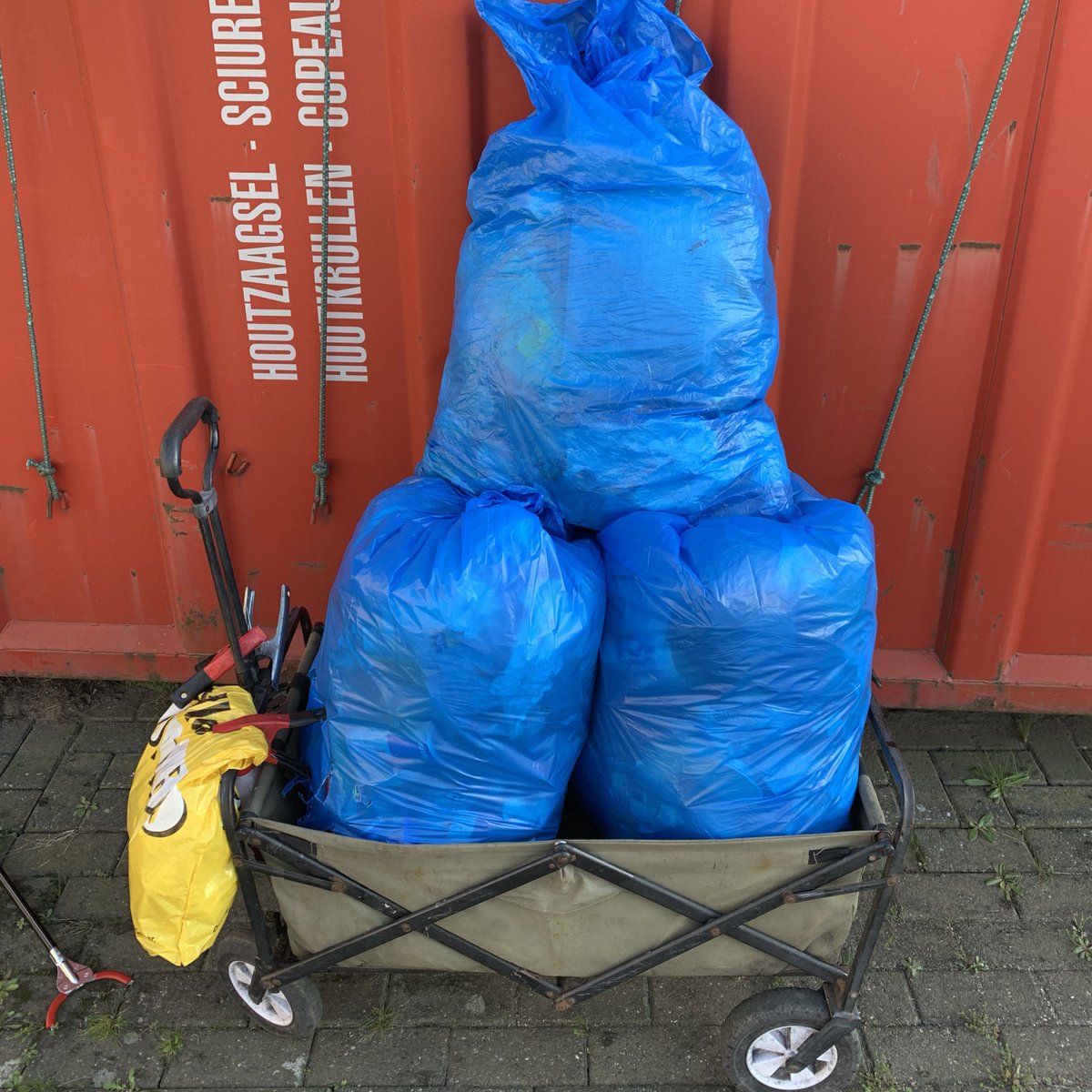 Zwerfinator heeft zijn best weer gedaan vandaag. En alles vastgelegd met <a href="/litterati/">Litterati</a> natuurlijk. Some say he’s mad! #zwerfie