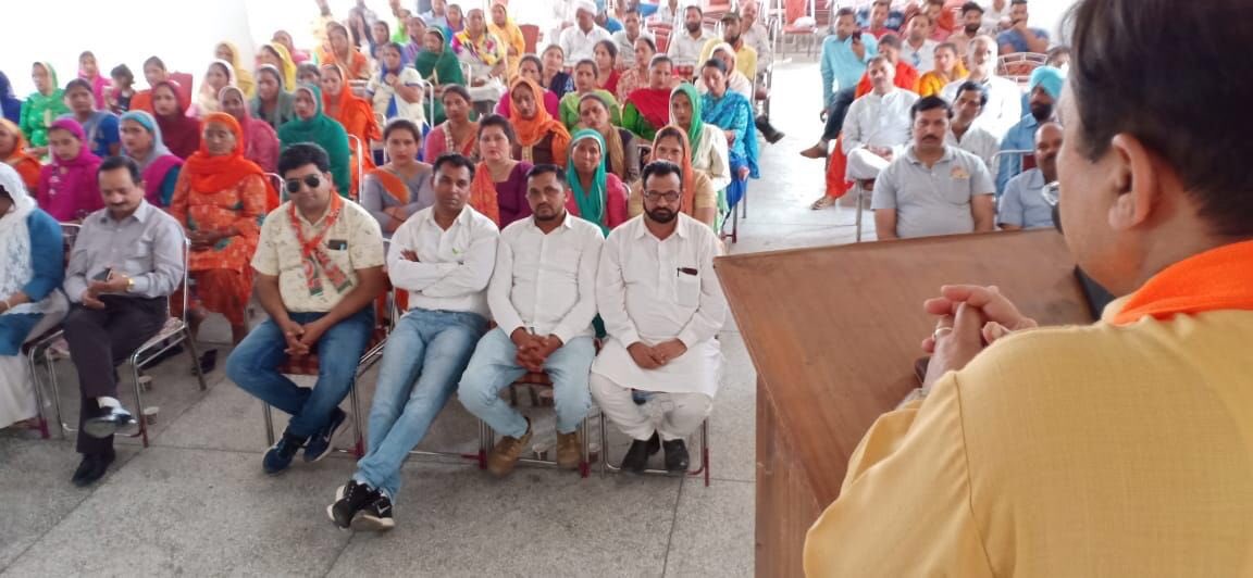 iSureshBjp's tweet photo. पांवटा साहिब विधानसभा क्षेत्र में शिव मंदिर बद्रीपुर में हुई नुक्कड़ सभा में भाग लिया ।नुक्कड़ सभाओ में भारी मात्रा में लोगो की उपस्थिति से तय है कि निश्चित तौर पर जनता का मोदी जी को भाजपा को भरपूर आशीर्वाद प्राप्त होगा #PhirEkBaarModiSarkaar #अबकिबारफिर4की4 #Himachalwithmodi https://t.co/RrytWpwasl