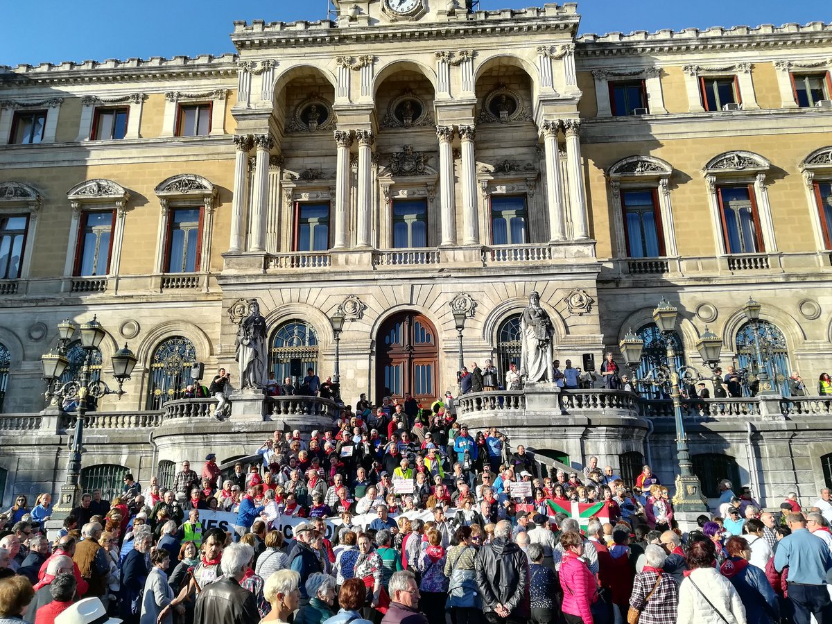 Reacciona_a's tweet photo. ¡En defensa de un sistema público de #pensiones! #pentsioDuinak #PensionesDignas #28A #28abril #Bilbao https://t.co/rtVlIMMBWP