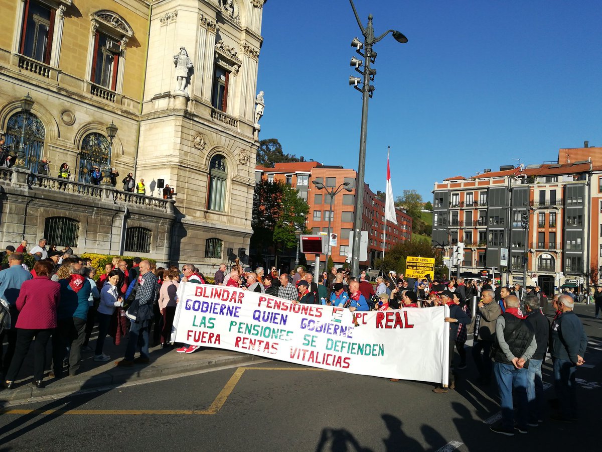 Reacciona_a's tweet photo. ¡En defensa de un sistema público de #pensiones! #pentsioDuinak #PensionesDignas #28A #28abril #Bilbao https://t.co/rtVlIMMBWP