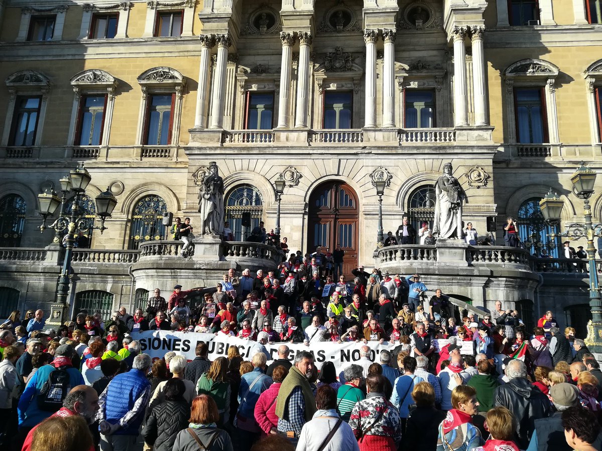 Reacciona_a's tweet photo. ¡En defensa de un sistema público de #pensiones! #pentsioDuinak #PensionesDignas #28A #28abril #Bilbao https://t.co/rtVlIMMBWP