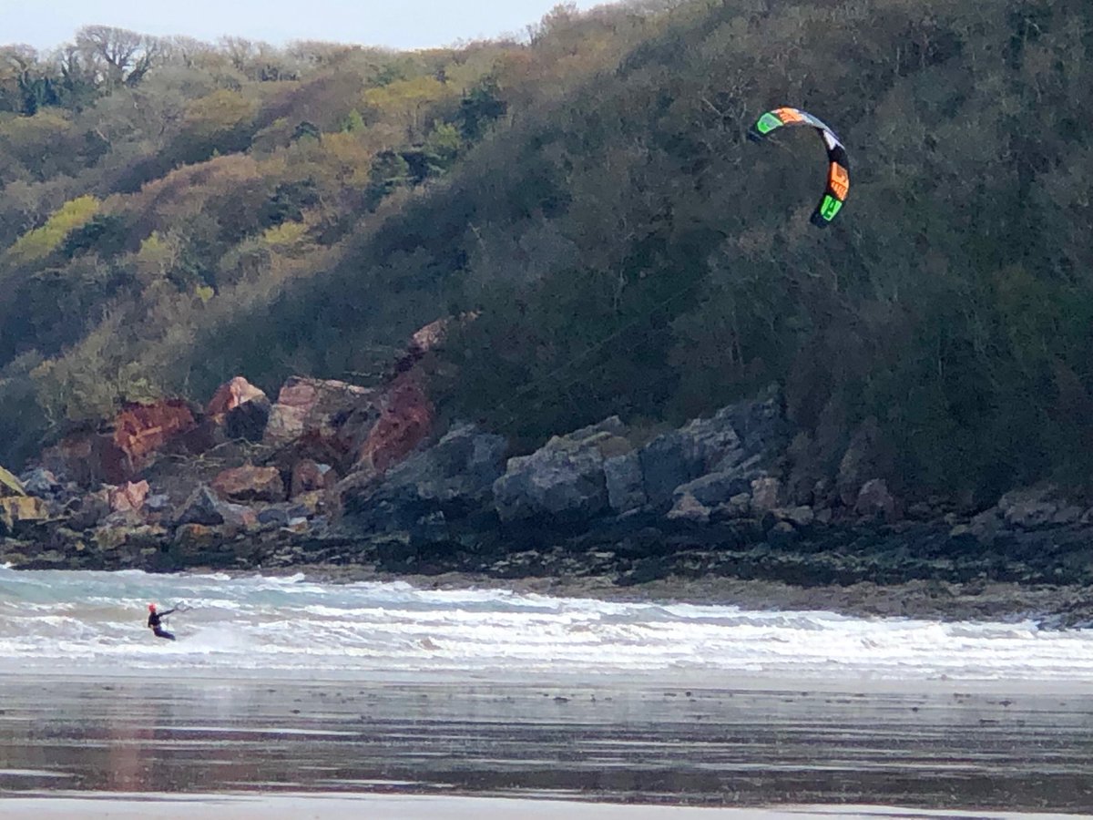 GowerEdge's tweet image. RT @janh1: Kite surfing at #OxwichBay #Gower 🏴󠁧󠁢󠁷󠁬󠁳󠁿