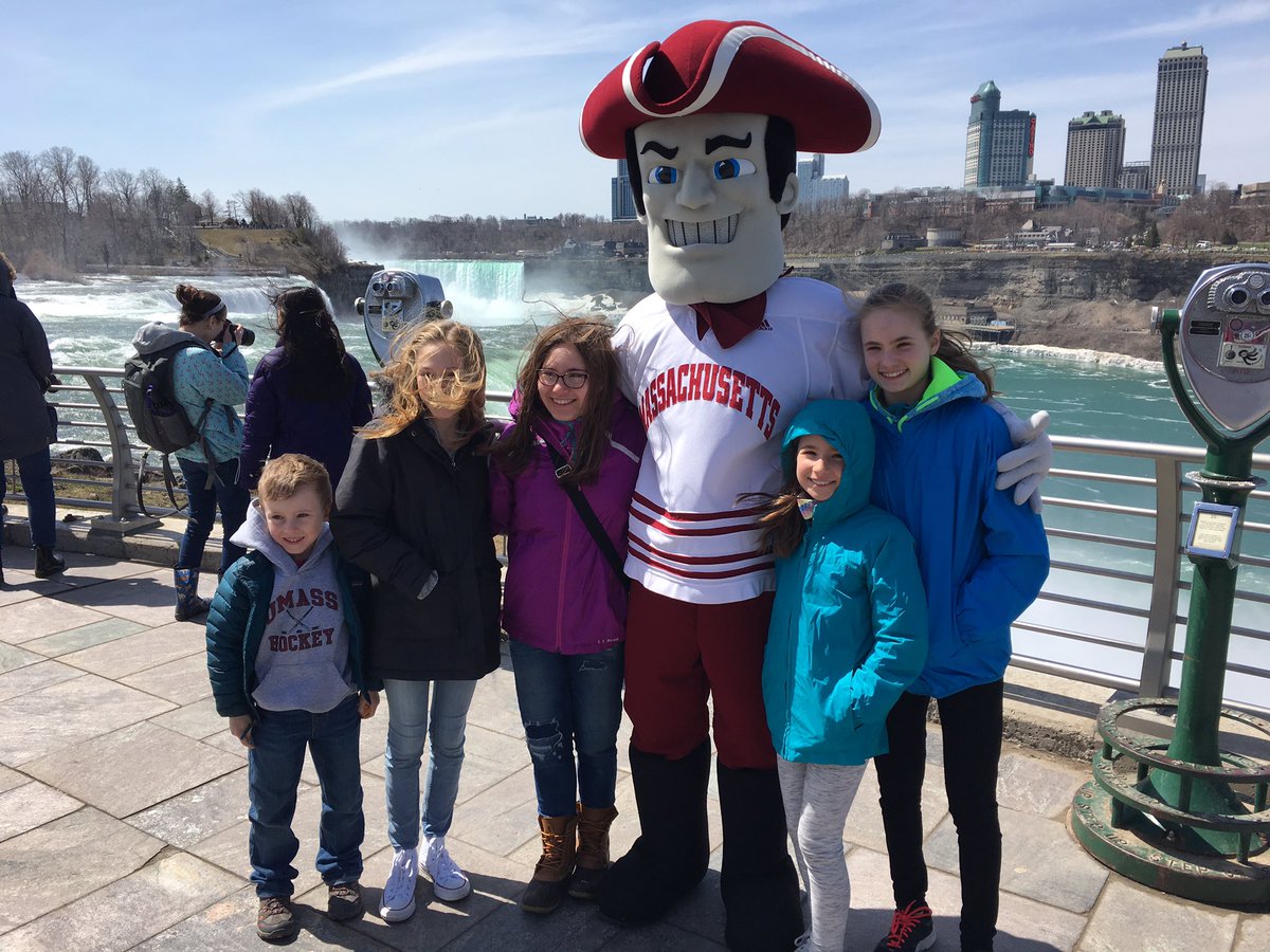 Sam_Minuteman's tweet image. Made a quick trip up to Niagara Falls and ran into a lot of maroon and white! 

The excitement is to the MAX for @UMassHockey! 

#NewMass #Flagship🚩