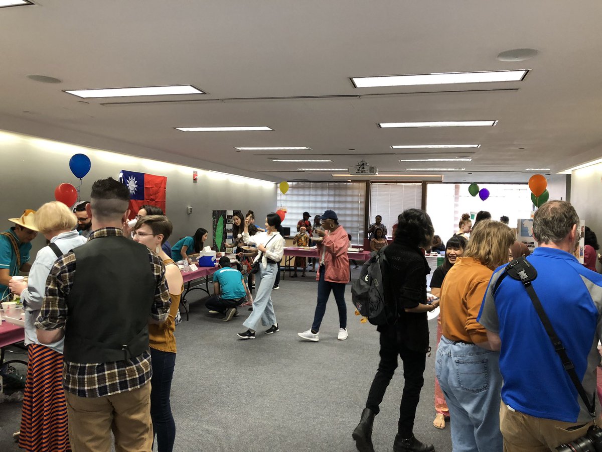 PresDriscoll's tweet photo. This is how people from around the world come to the table TOGETHER to learn, grow, and eat! #iupunityday #IUPproud #IndianaProud https://t.co/7xqeEjNvYn