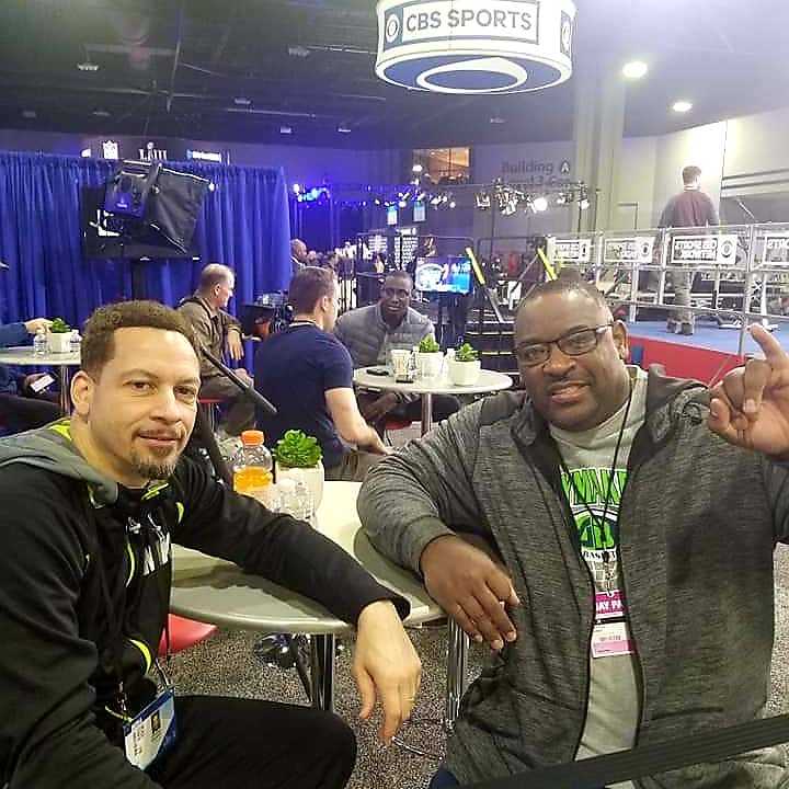 chief1love's tweet image. One thing our client Derrick Boles talks about with @Chris_Broussard is how #Hope_empowers_courage in his book #The_Courage_To_Lead 
#TeamPiperMantis
Pitchpipermantis.com
#yadig