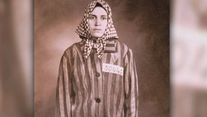 3CatInfo's tweet photo. El 1945, Neus Català va ser alliberada del camp de concentració. I es va fer aquesta foto perquè ningú oblidés el genocidi dels nazis https://t.co/LAzcPB8YE3 https://t.co/QhnLMlRquj