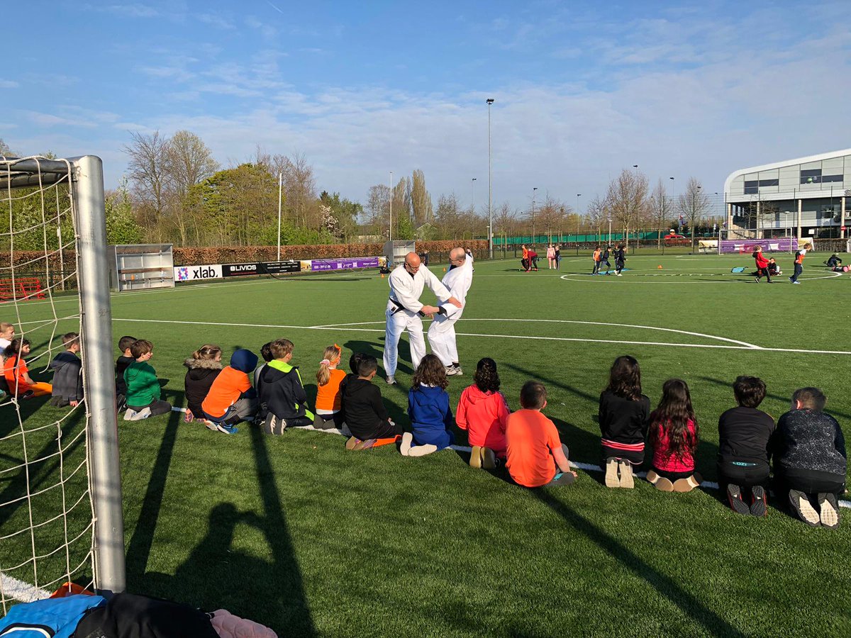 AGHvleuten's tweet photo. Ook dit jaar mochten wij #aikido #clinics geven voor KBS het Veldhuis wat georganiseerd door de studenten van het Johan Cruyff College Amsterdam! De, ruim 80, kinderen hebben goed samengewerkt én veel plezier gehad, oftewel een #topdag! #groenehart https://t.co/18utWsc9Fc