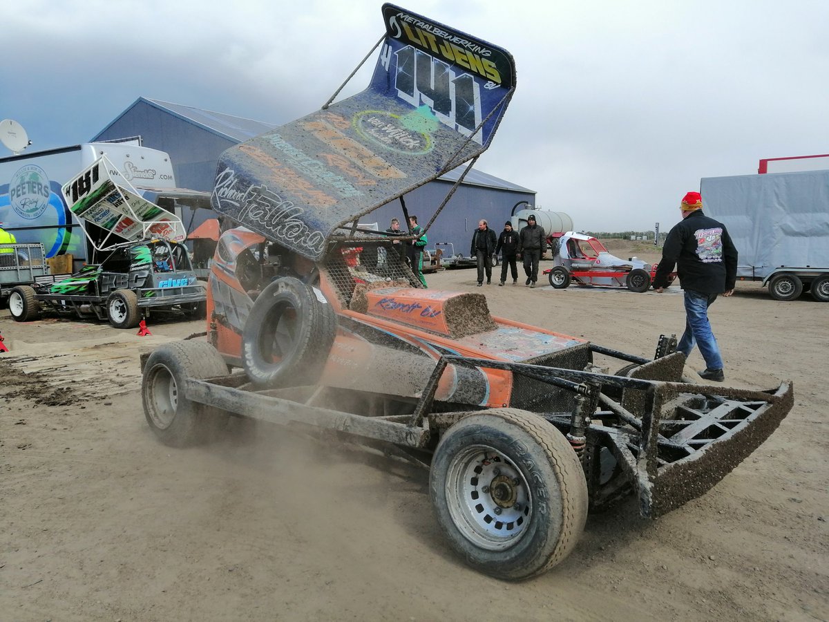 What a final at Speedway Emmen Masters of Shale,  #141 had the chance to get the world final ticket.. Also #422.. #47 got the ticket congrats. See YouTube for films and Stockcar racing fans at facebook.