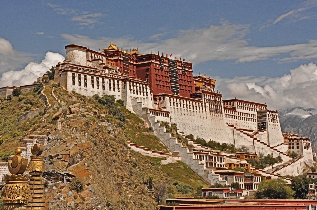 A trip to Lhasa is a special experience. ☀️
In our blog post we show you the best temples and monasteries in this amazing city and give lots of background info. 🌏
buff.ly/2WfdSsB  #travelguide #TravelBlog #Asia