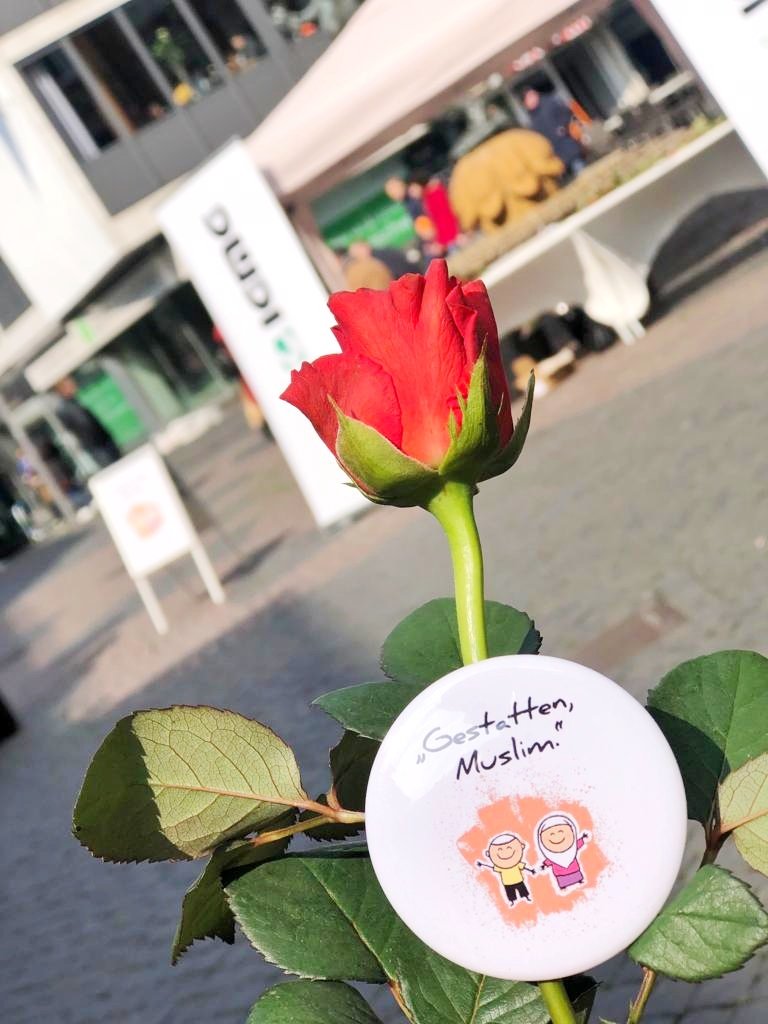 igmgbskt's tweet photo. Gestatten, Muslim.

Heute haben wir in Braunschweiger Stadtmitte die Möglichkeit gehabt Kontakte zu knüpfen, der Fragen und Anregungen über Muslime entgegen zu kommen. 
Europaweit wurde diese Straßenaktion in den meisten IGMG Ortsvereinen veranstaltet. 

#igmg #gestattenmuslim https://t.co/aKY0wOHwAd