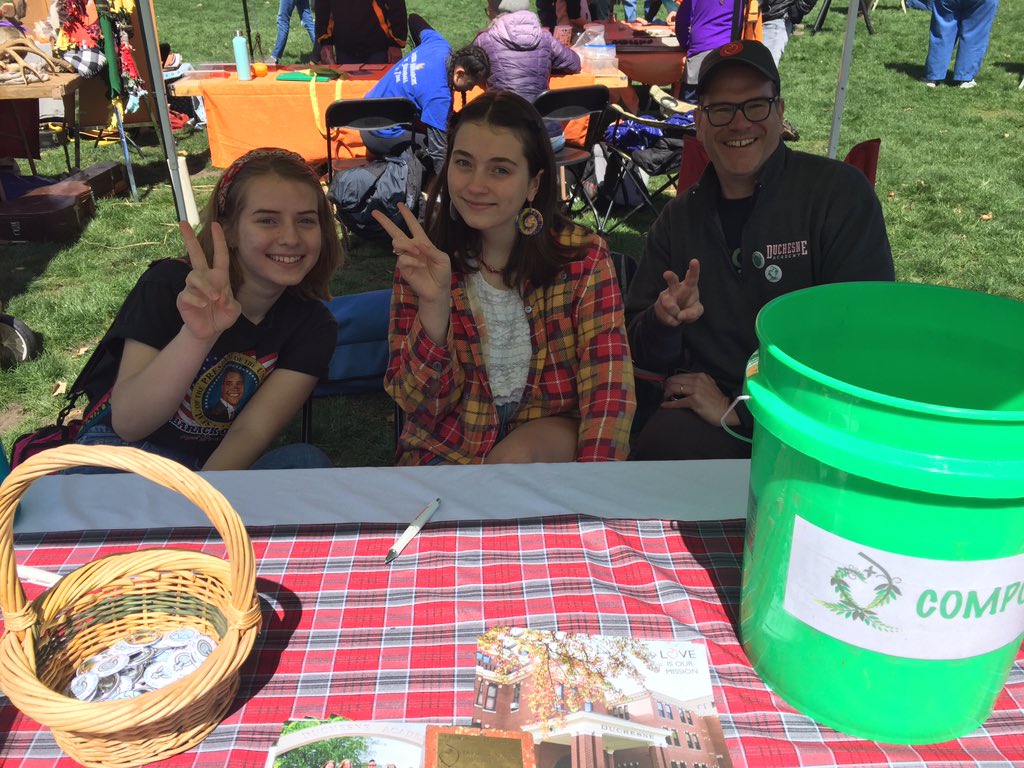 SustainableDA's tweet photo. check out this great crew working duchesne's booth!! #earthlovers https://t.co/K90lTvuPts