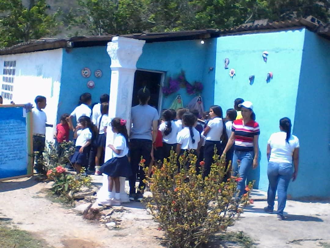 CircuitoEduc01's tweet photo. #12Abr Nuestros niños y niñas de la Escuela Bolivariana Llanada de Guiria le dieron Inició a la #SemanaSanta2019 con un recorrido por la comunidad realizando el viacrucis. 
@MPPEDUCACION 
@psuvaristobulo 
@prensazees 
@karsanc 
@andresmatasucre https://t.co/IRcLjAJtjr