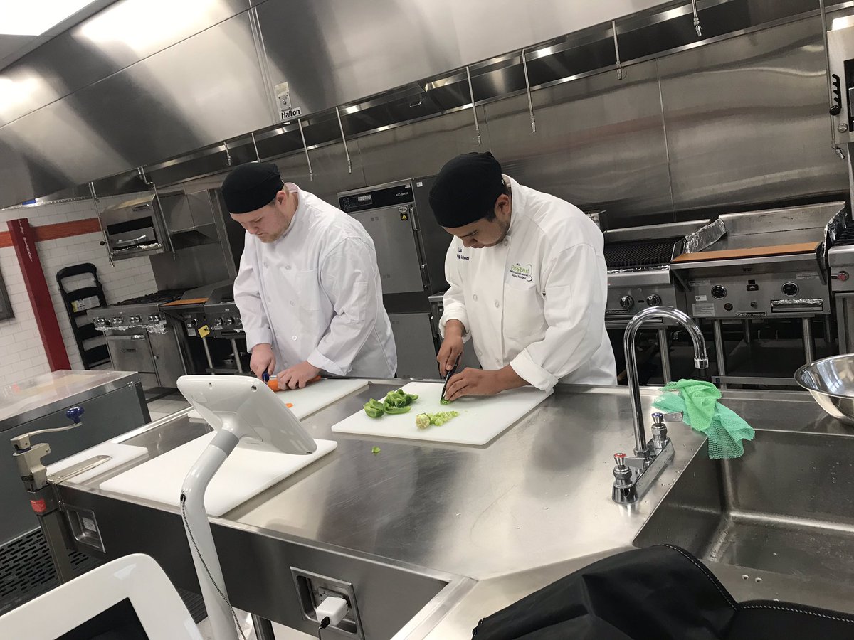 JoFredrikson's tweet photo. SCCSD culinary students participate in WITCC Skills Day. #sccsd #SCCSDCTE #CulinaryPathway #ProStart #FCS #IowaDepartmentOfEducation #IowaACTE #SiouxCityCareerAcademy #21stCenturySkills #CareerTechEd #AdvanceCTE #CTEworksforIA https://t.co/WVzeRoXsm6