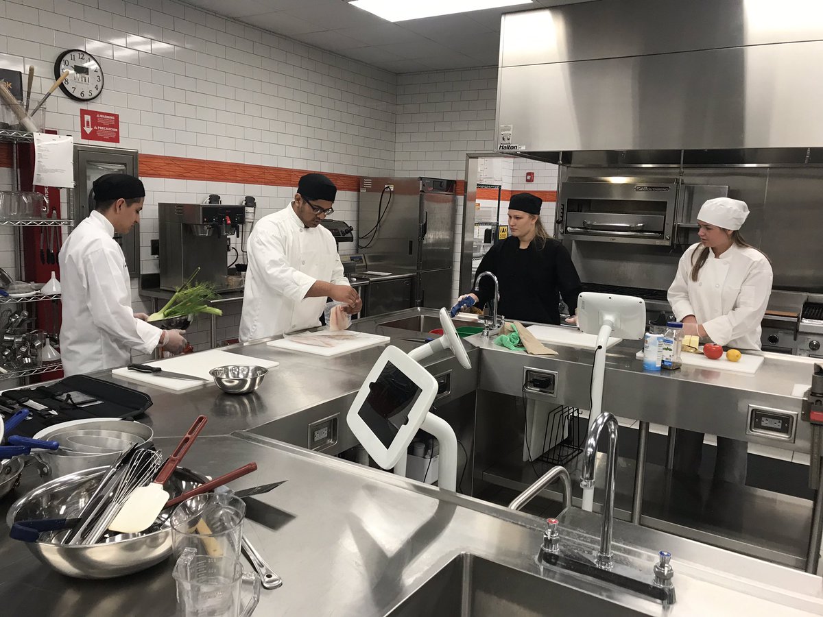JoFredrikson's tweet photo. SCCSD culinary students participate in WITCC Skills Day. #sccsd #SCCSDCTE #CulinaryPathway #ProStart #FCS #IowaDepartmentOfEducation #IowaACTE #SiouxCityCareerAcademy #21stCenturySkills #CareerTechEd #AdvanceCTE #CTEworksforIA https://t.co/WVzeRoXsm6