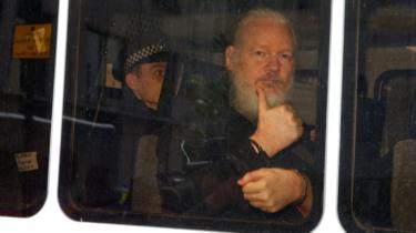 SpinalGrep's tweet photo. ASSANGE ARRESTED — WikiLeaks founder arrested after 7 years at an Ecuador embassy. 
Lawyer says it sets a "dangerous precedent" for journalists publishing truthful information about the U.S.
#WikiLeaks #Hacking #InfoSec #CyberSecurity #Privacy #Security https://t.co/JLnc48przS