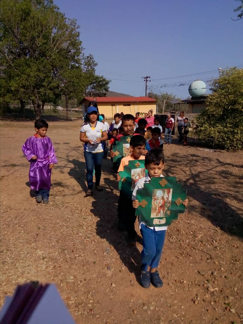 CircuitoEduc01's tweet photo. #12Abr Nuestros niños y niñas de la Unidad Educativa Camino de Guiria le dieron Inició a la #SemanaSanta2019 con un recorrido desde la iglesia por la comunidad realizando el viacrucis. 
@MPPEDUCACION 
@psuvaristobulo 
@prensazees 
@karsanc 
@andresmatasucre https://t.co/38Z4eLmvka