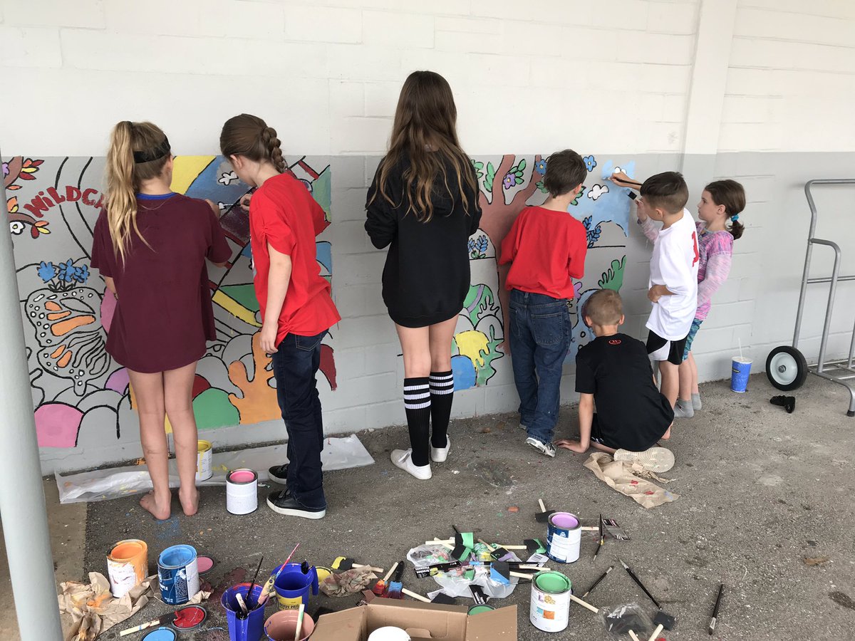 MrsGilArt's tweet photo. #beautification project is in full swing! Thanks @GFESPTA for this opportunity #ComalFineArts @GFESWildcats https://t.co/YX3QULu2Xq