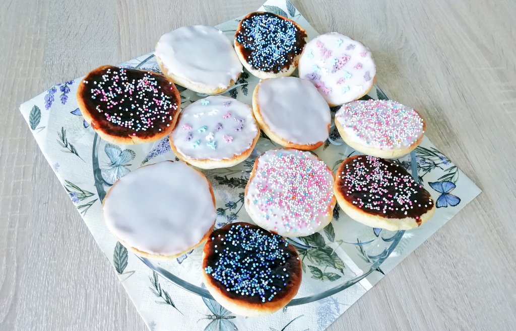 Allbacka1's tweet photo. Amerikaner, ein feines Gebäck. Ich mag sie am liebsten mit Zuckerguss 😋 #Amerikaner #backen #essen #backlust #liebe #köstlich #lecker #fluffig #rezept #zuckerguss #dekor #streusel #zuckereinhörner #teilchen #süss #saftig #rührteig #Frühling #dasaugeisstmit https://t.co/oKqMxUQnJb