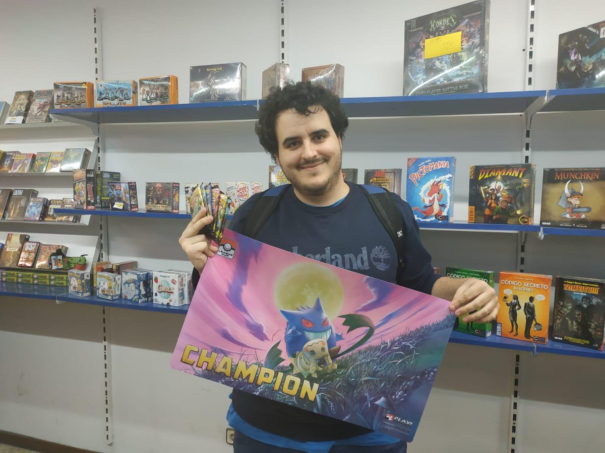 Kenoven1's tweet photo. Campeón del Cup de Máquina. Con esta victoria y el 2o puesto de la semana pasada me pongo con 409/350. Nos vemos en Washington. Podre colgar el tapete de mi 3er invite a la pared. Lukebox no falla #Lukebox @GuardiansTCG https://t.co/iwGlNtThuo