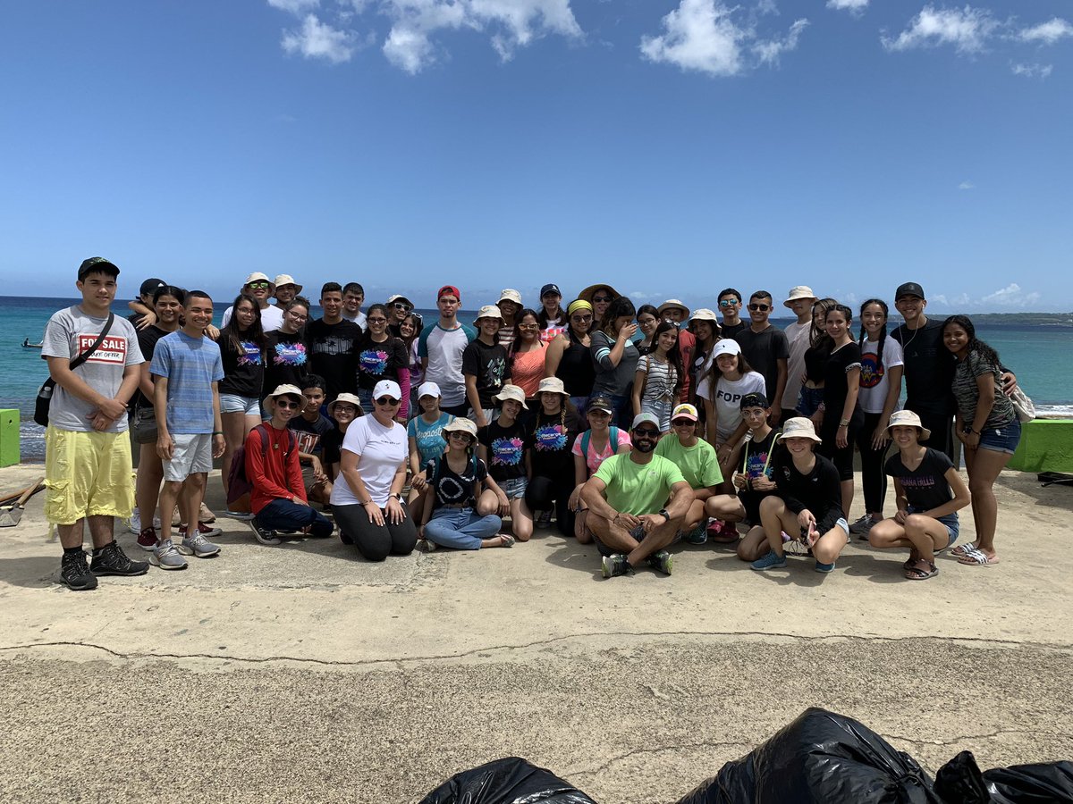 CornatePrinces1's tweet photo. Hoy sábado parte de las jóvenes de Corónate Princesa y estudiantes de la @EscCarlosGlez dijeron presente en la limpieza y restauración de costas coordinadas por @ChePerez3. Gracias jóvenes por su compromiso con un PR más limpio. 
#basurachallenge 
@EDUCACIONPR https://t.co/UaSxars2dp