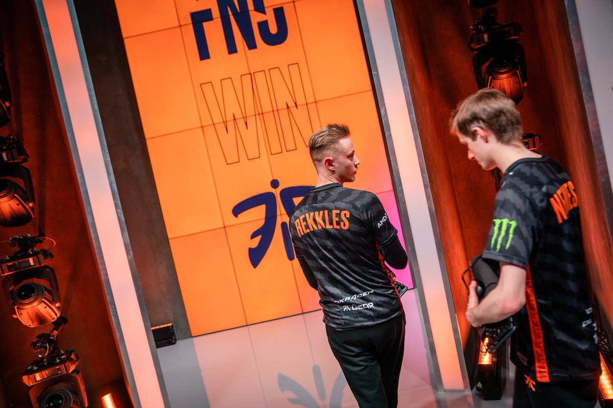 LVPesLoL's tweet photo. Semifinal de la #LEC ¡TENEMOS CUARTO MAPA!
@FNATIC 1-2 @Origengg
#LIVEconOrange #LECSemiLVP https://t.co/ys68VjWc4B https://t.co/4TUbNLRAVX