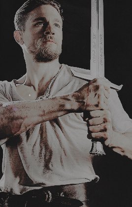 ❝ ᴛʜᴇ ғɪɴᴇsᴛ ᴋɴɪɢʜᴛ
       ɪ ᴇᴠᴇʀ sᴀᴡ ᴡᴀs
     sᴇʀ ᴀʀᴛʜᴜʀ ᴅᴀʏɴᴇ,
ᴡʜᴏ ғᴏᴜɢʜᴛ ᴡɪᴛʜ ᴀ ʙʟᴀᴅᴇ
         ᴄᴀʟʟᴇᴅ ᴅᴀᴡɴ,
  ғᴏʀɢᴇᴅ ғʀᴏᴍ ᴛʜᴇ ʜᴇᴀʀᴛ
     ᴏғ ᴀ ғᴀʟʟᴇɴ sᴛᴀʀ. 

    ᴛʜᴇʏ ᴄᴀʟʟᴇᴅ ʜɪᴍ:
ᴛʜᴇ sᴡᴏʀᴅ ᴏғ ᴛʜᴇ ᴍᴏʀɴɪɴɢ.❞