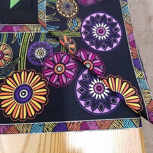 jennykaequilts's tweet photo. Mitered corners will not work with the border print. π So, I need to come up with something else... More to come. #jennykaequilts #quilters #triangletangle https://t.co/yl1OJ56yMw https://t.co/pQRD3BuiyO