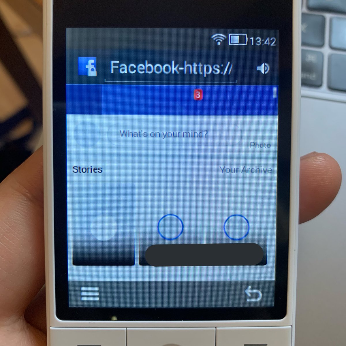 Facebook on memory saver mode on a Qui1s phone.