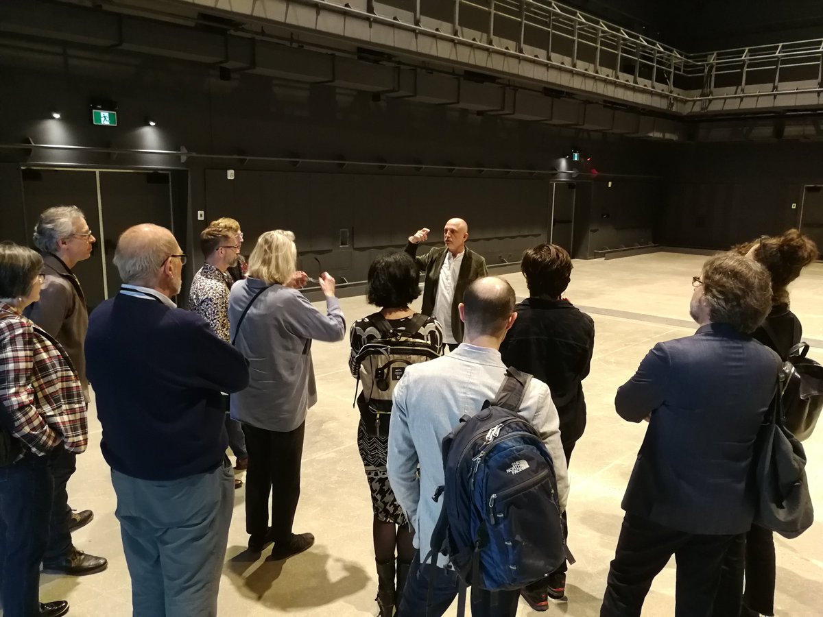 Les7Doigts's tweet photo. Visite guidée de nos studios avec notre directeur général Nassib El-Husseini 😊 #SCACAS22 @BusinessftArts @n_anderson @maggiefairs @shannonlitz #conference #arts #Montreal #Les7Doigts https://t.co/Qr9IlP84b7