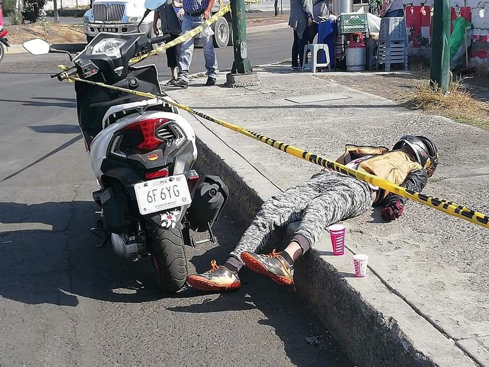 MotoAlertaMetro's tweet photo. ¿Reconoces esta moto? esta en avenida Tlahuac en la parada de tlaltenco donde esta la virgen camino a las minas en tlaltenco. 
Al parecer falleció de un paro cardíaco y se desvaneció en el lugar. https://t.co/syoE4jhB3s