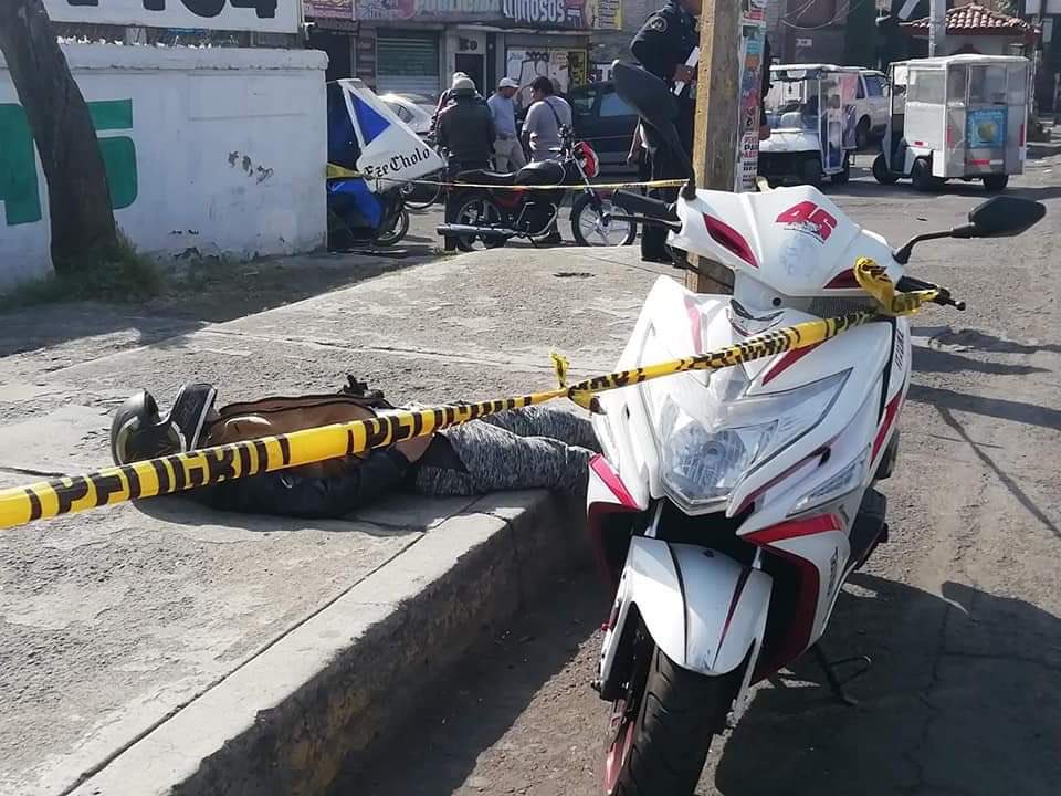 MotoAlertaMetro's tweet photo. ¿Reconoces esta moto? esta en avenida Tlahuac en la parada de tlaltenco donde esta la virgen camino a las minas en tlaltenco. 
Al parecer falleció de un paro cardíaco y se desvaneció en el lugar. https://t.co/syoE4jhB3s