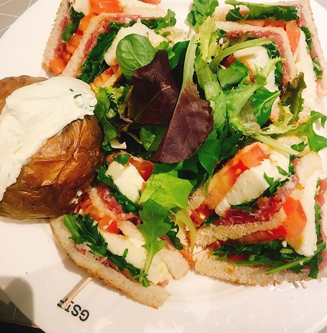 SilviaScarrone's tweet photo. 📍Milan (Italy): when it’s design week in Milan, it’s Saturday and you are craving for carbs... italian club sandwich 🥪 and baked potato @godsavethefood https://t.co/v5UaUdNB4D https://t.co/wqTBZMAVaz