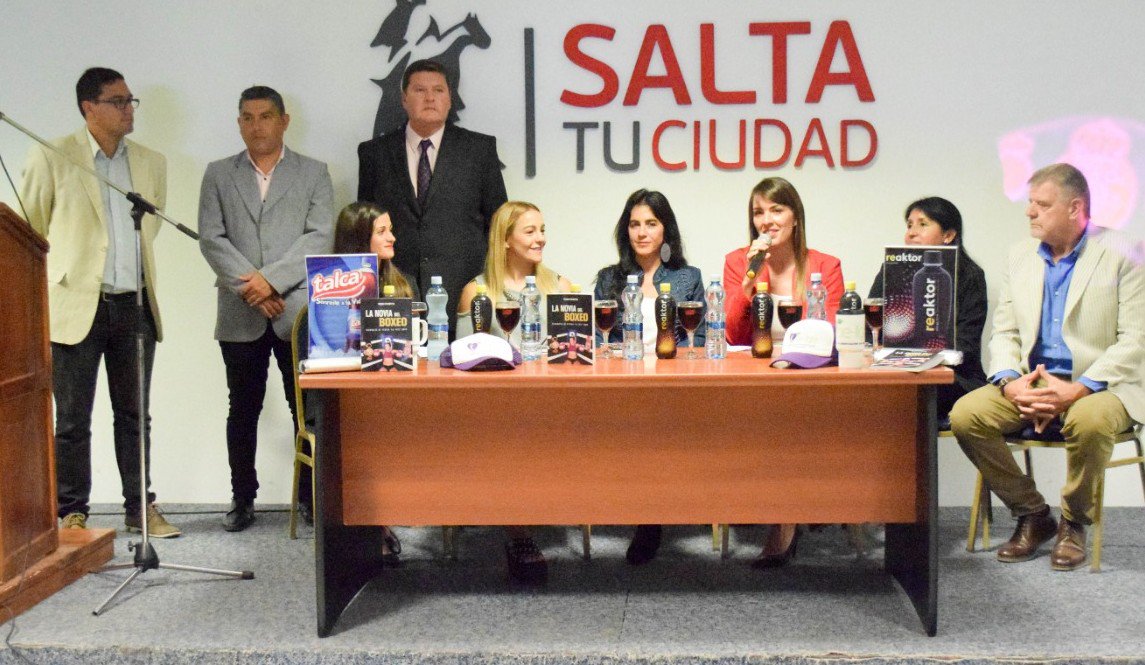 vascoG10's tweet photo. Gracias Campeona Mundial @latutibopp y a @Yesi_FP por elegir Salta para presentar su excelente libro "La Novia del Boxeo" , recorrer las @EscMuniBoxSalta y acompañarnos en el Festival de Box "Salta Cumple". Gracias a mi amiga @romines1 por su apoyo. #FeSalBox #UnionProvincialBox https://t.co/c0jp90iUX9