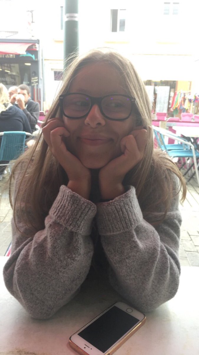 gwendomth's tweet photo. #PosteYourBestFriend
Bon les photos datent mais je t’aime fort 🖤 @clemvndrpt https://t.co/ifaaR796a7