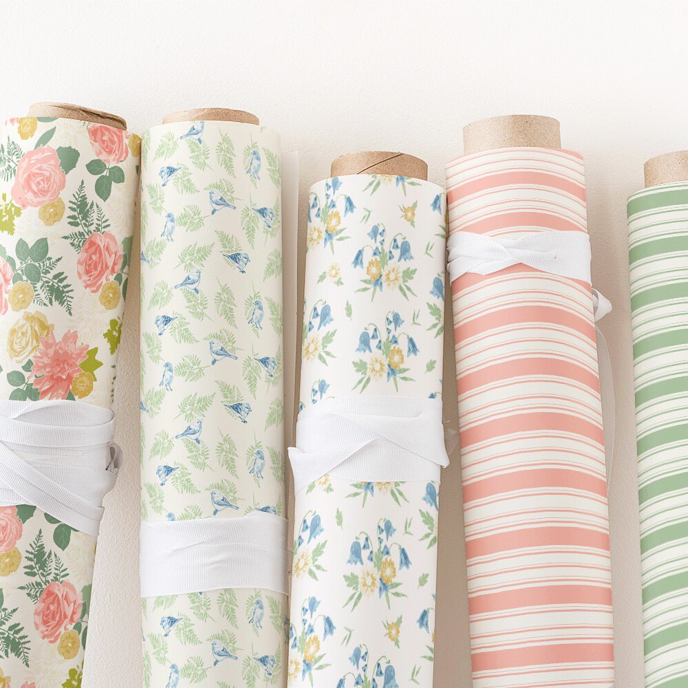 natdreamerblog's tweet image. Happy Saturday everyone😊 Sneak peak at a collection I’m working on inspired by spring🌸🌿 #surfacepatterndesign #fabricdesign #spring