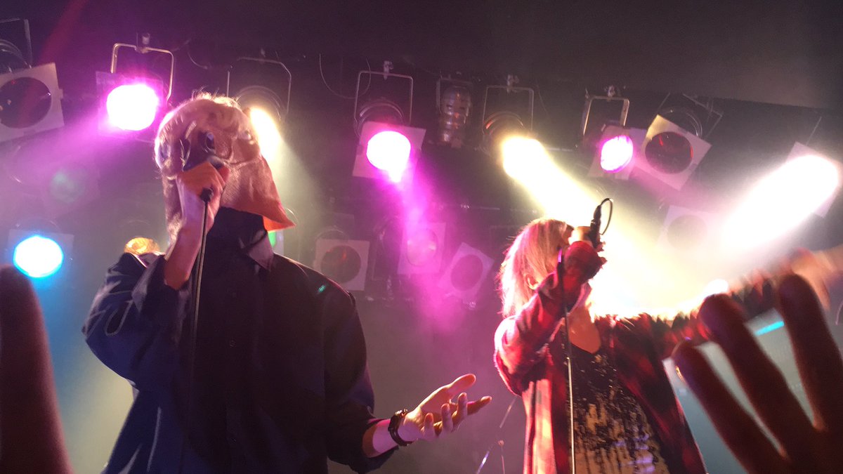 umatori_fan's tweet photo. ラスト！！！

1枚目の私とうえたんさんのお手手がライブ感があってよきよき(*´ω｀*)！！！

トゥーディーさん後ろ姿もカッコいいとかもう罪でしかない←

#三歓四音 #鳥と馬 #Twozzy69
#恵比寿clubaim https://t.co/UT0jdEk7Yx