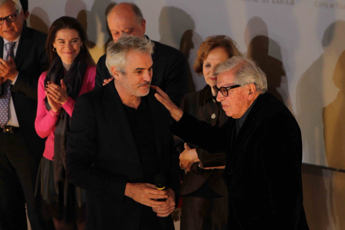 RBcasting's tweet photo. #PaoloTaviani a #LuccaFilmFestival: "Spero mi darete un premio anche per il prossimo film che vorrei fare". A sorpresa è arrivato il premio Oscar #AlfonsoCuaron per salutare il maestro. #LFFEC #LFFEC19
https://t.co/kou0soeBFb https://t.co/Xb2T2pqtJf