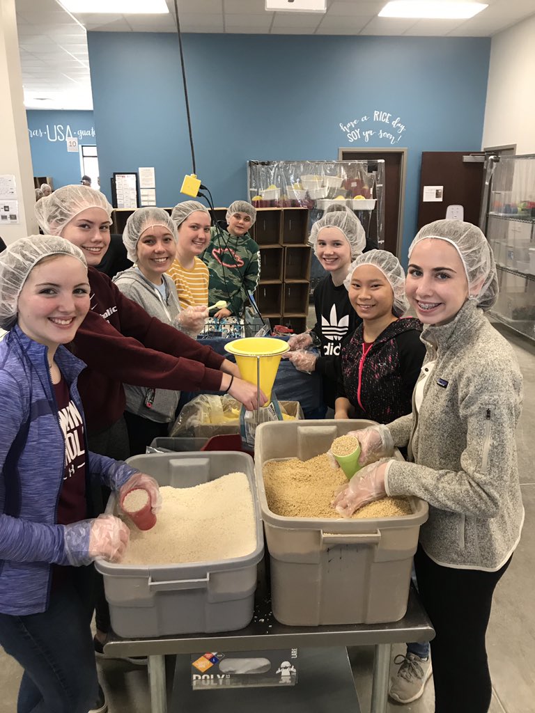 DCHS_SFL's tweet photo. Kudos to the members of SFL who spent their Saturday morning @ Meals From the Heartland! 🙌 @MaroonCrew @DCHSMaroons @DCHSPrincipal https://t.co/y7HhLi2bzK