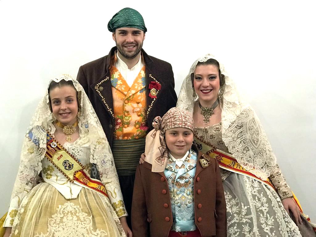 FallaLaVictoria's tweet photo. Hui els nostres representants han acudit a la missa aragonesa en honor a Sant Jordi de la Casa d'Aragó de Sagunt. Un plaer estar amb ells en aquest dia. https://t.co/EIt9Hvl347