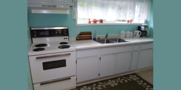 Kva7k's tweet photo. #Airbnb in #Kelowna, Canada near hospital &amp; beach. Bright, large, newly renovated basement suite. Go to https://t.co/Ih5W0Cd5Cz and click on dates you are interested in. (Airbnb Smart Pricing makes prices change according to the date.) https://t.co/Sv07bHKEno