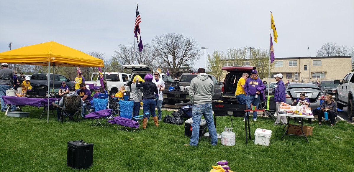 cecelsu's tweet photo. #LSU tailgaters at CoMo. #DMATE #GeauxTigers #LSUVSMIZZOU #baseball https://t.co/qj2KkqrkIM
