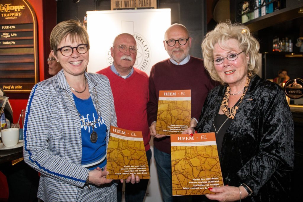 ELbullentin's tweet photo. Eerste exemplaar van magazine Heemkundekring Etten-Leur uitgereikt https://t.co/9H3OAksrIn https://t.co/z1JWWPYENc