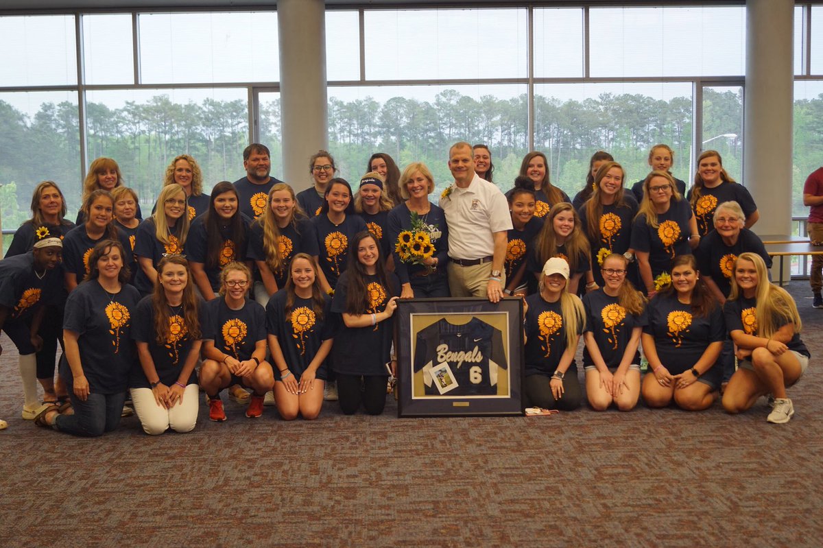 Bwood_Softball's tweet photo. We had such a great turn out last night! Thank you to everyone who came. Sydney is missed and loved by many. 🌻 https://t.co/IvwaROsacn